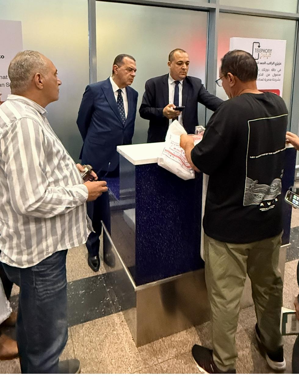 نائب وزير المالية ورئيس مصلحة الجمارك فى جولة بمطار القاهرة