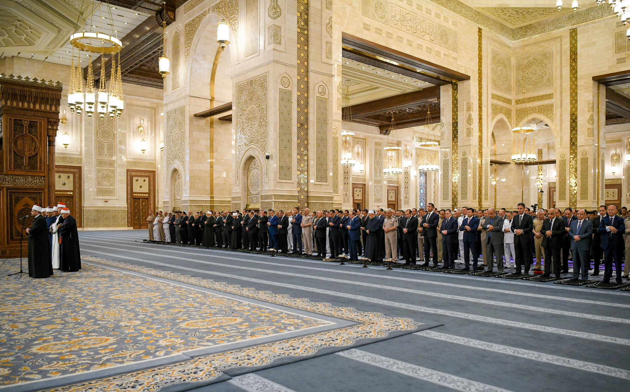 الرئيس السيسي يؤدي صلاة عيد الأضحى في مسجد مصر بالعاصمة الإدارية