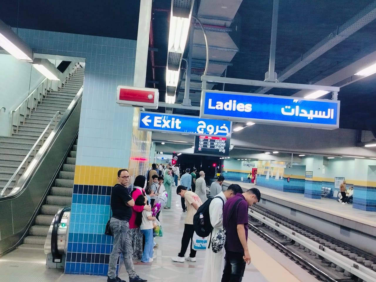 وزير الصناعة والنقل يتابع انتظام العمل بمرافق النقل والمواصلات