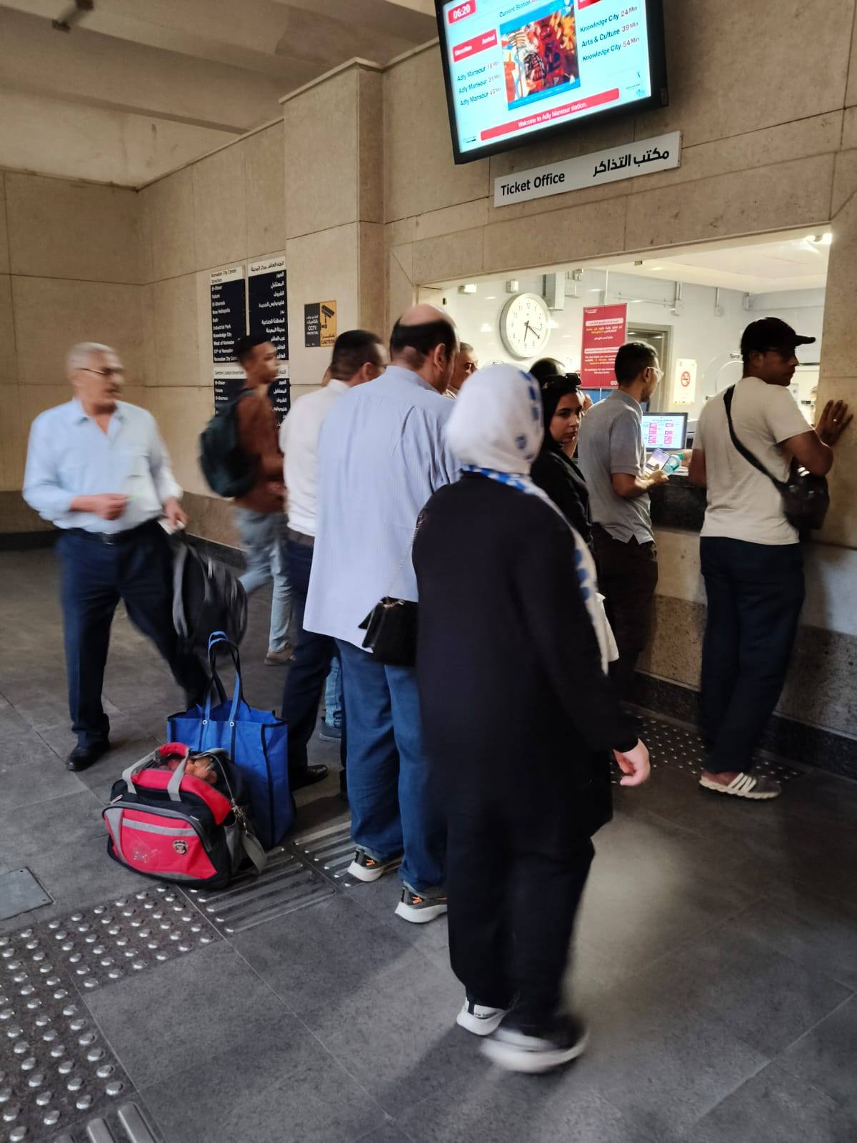 وزير الصناعة والنقل يتابع انتظام العمل بمرافق النقل والمواصلات