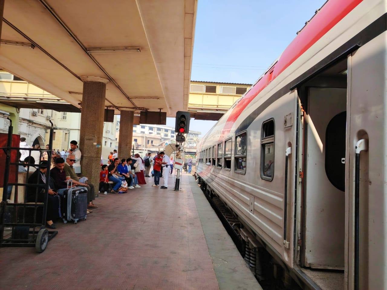 وزير الصناعة والنقل يتابع انتظام العمل بمرافق النقل والمواصلات