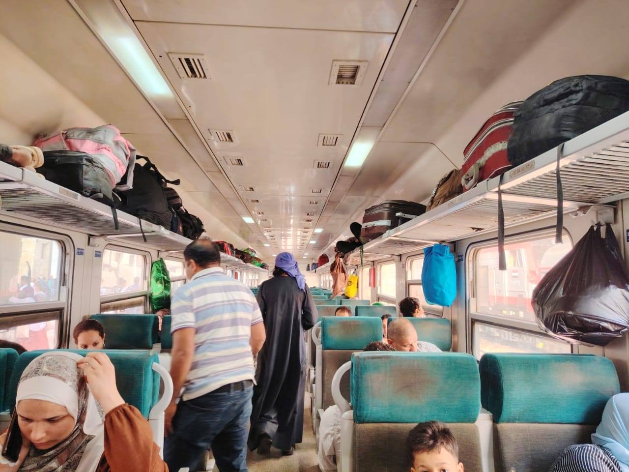 وزير الصناعة والنقل يتابع انتظام العمل بمرافق النقل والمواصلات