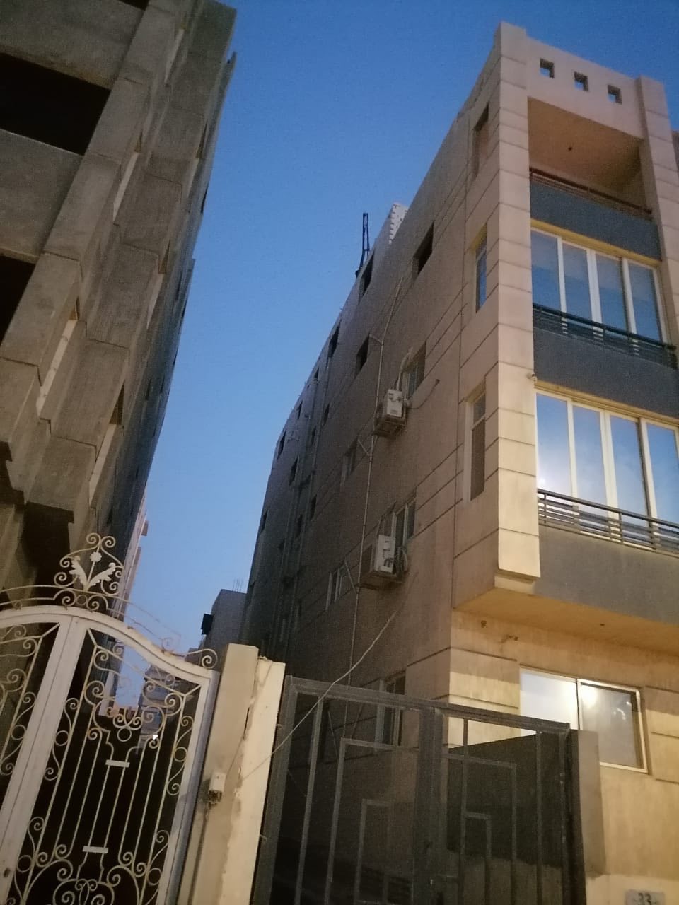 جهازا مدينتي بدر و6 أكتوبر يزيلان عدة مخالفات بناء بالتعاون مع الشرطة