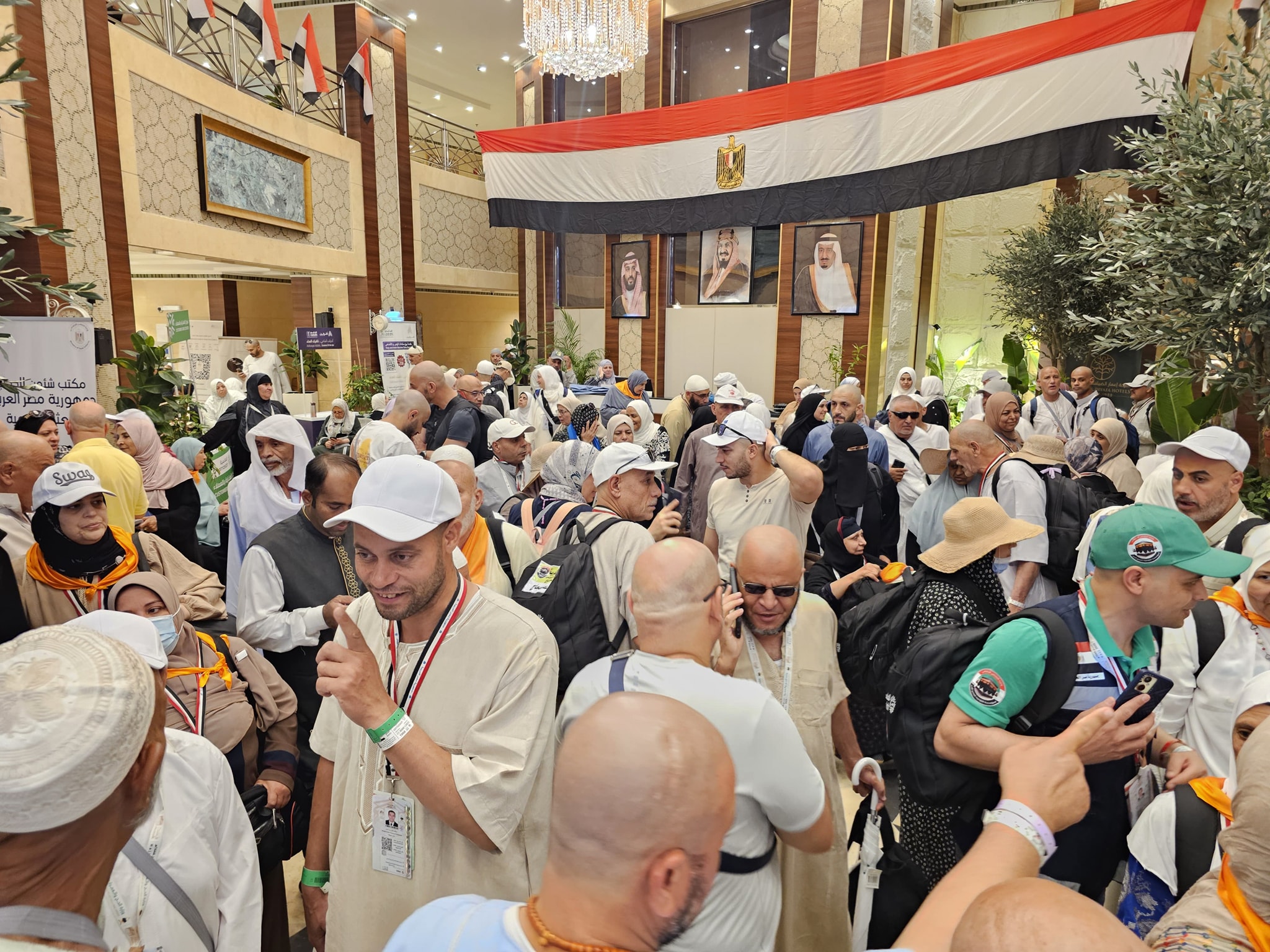 حجاج الجمعيات الأهلية يؤدون رمي الجمرات في أول أيام التشريق