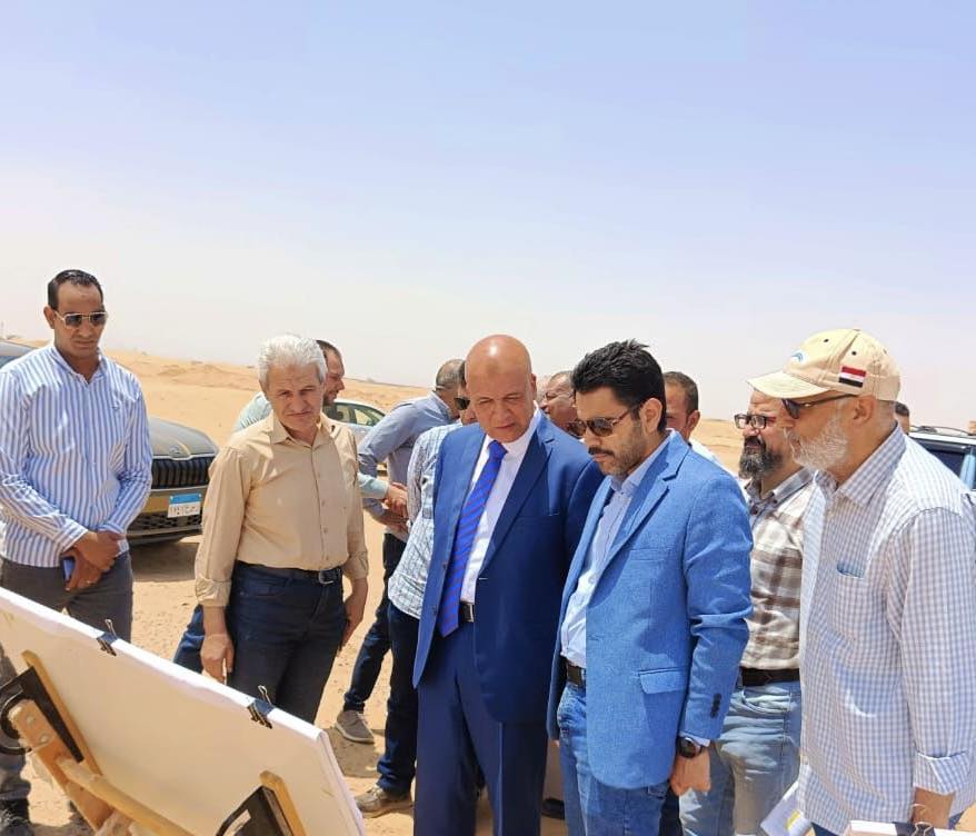وزير الإسكان يتابع مشروعات المرافق الجاري تنفيذها بالعبور الجديدة
