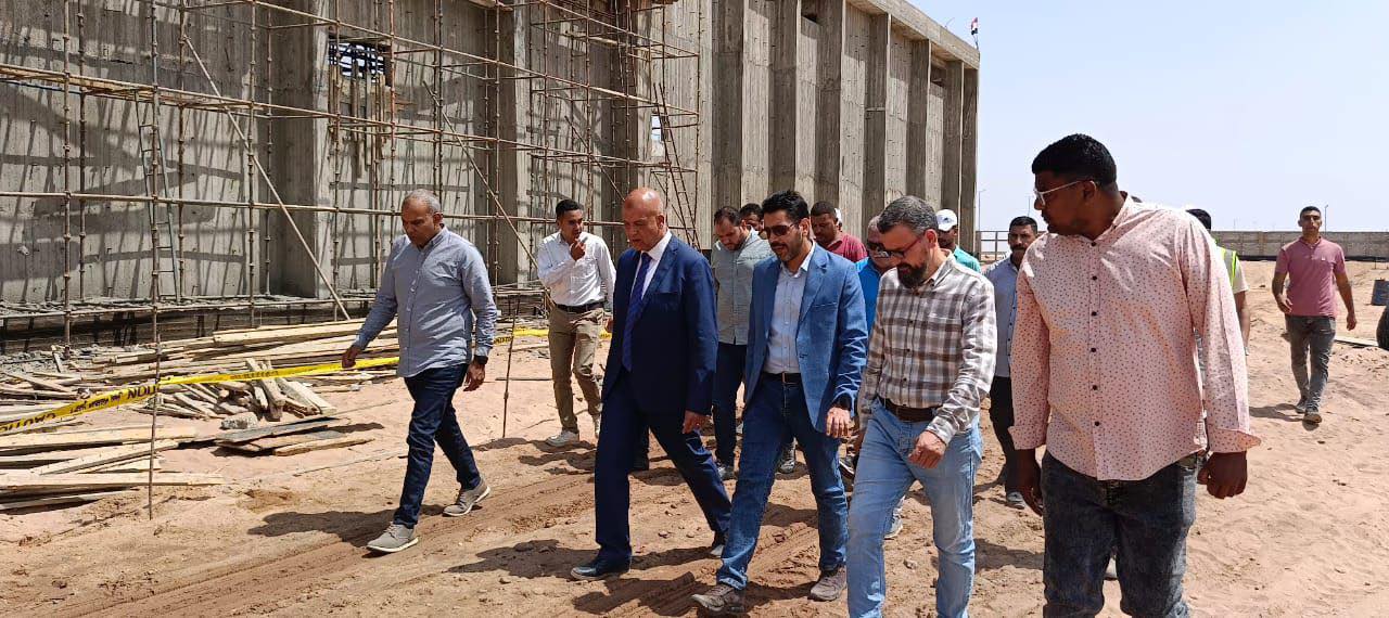 وزير الإسكان يتابع مشروعات المرافق الجاري تنفيذها بالعبور الجديدة