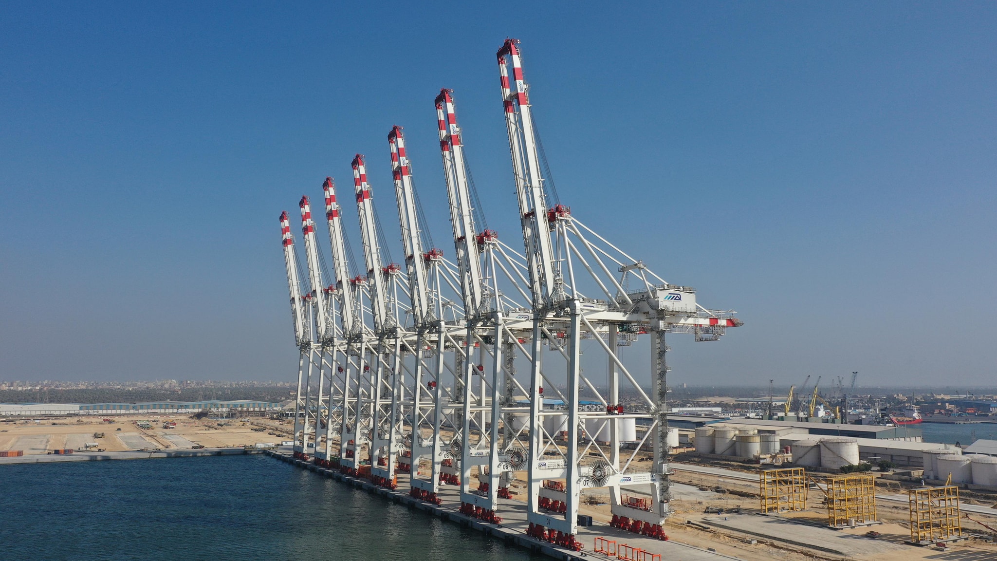 ميناء دمياط يستقبل السفينة ZHEN HUA 33 القادمة من الصين