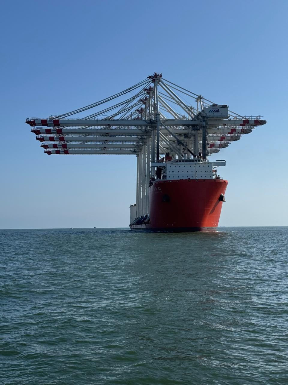 ميناء دمياط يستقبل السفينة ZHEN HUA 33 القادمة من الصين