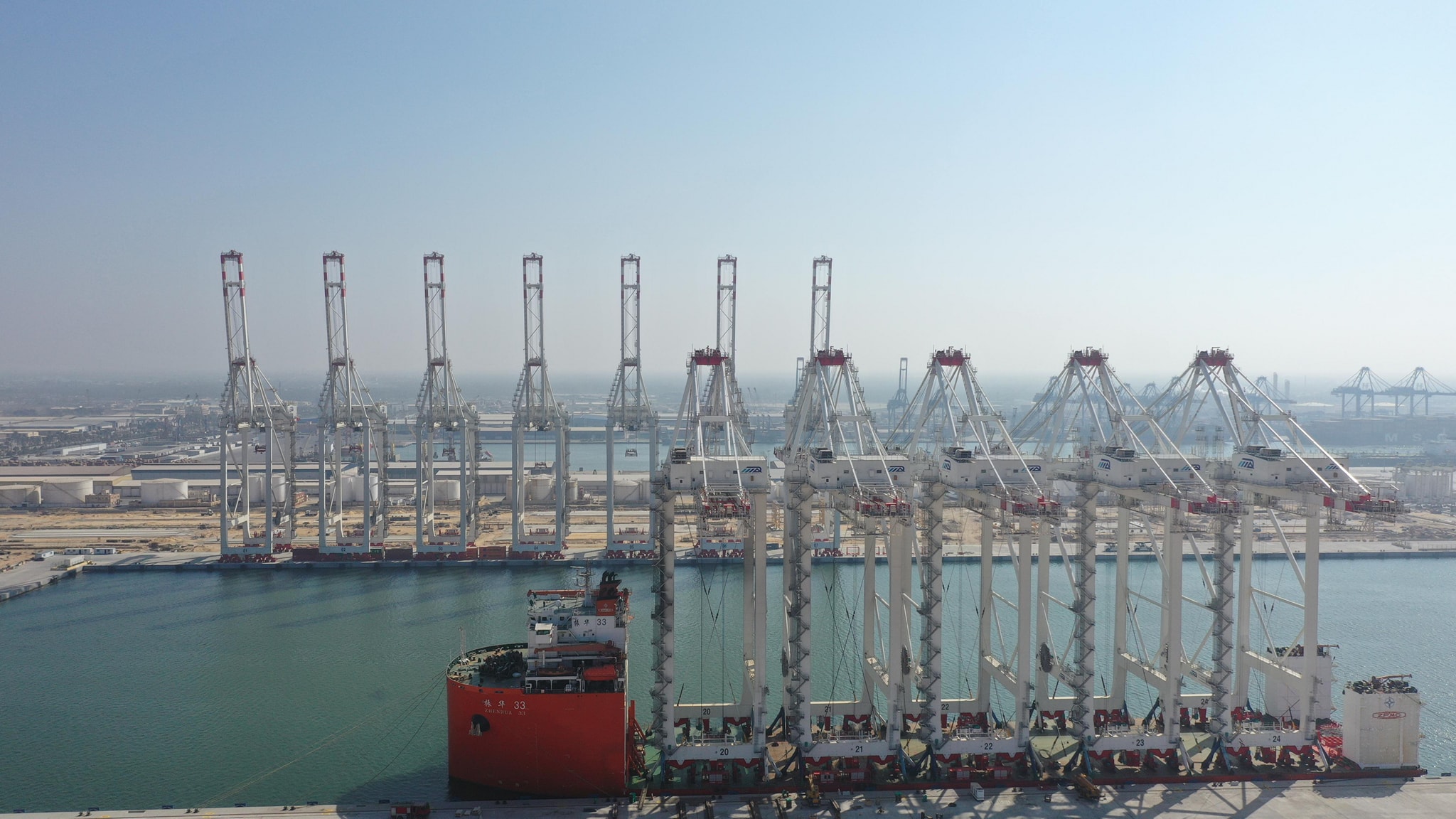 ميناء دمياط يستقبل السفينة ZHEN HUA 33 القادمة من الصين