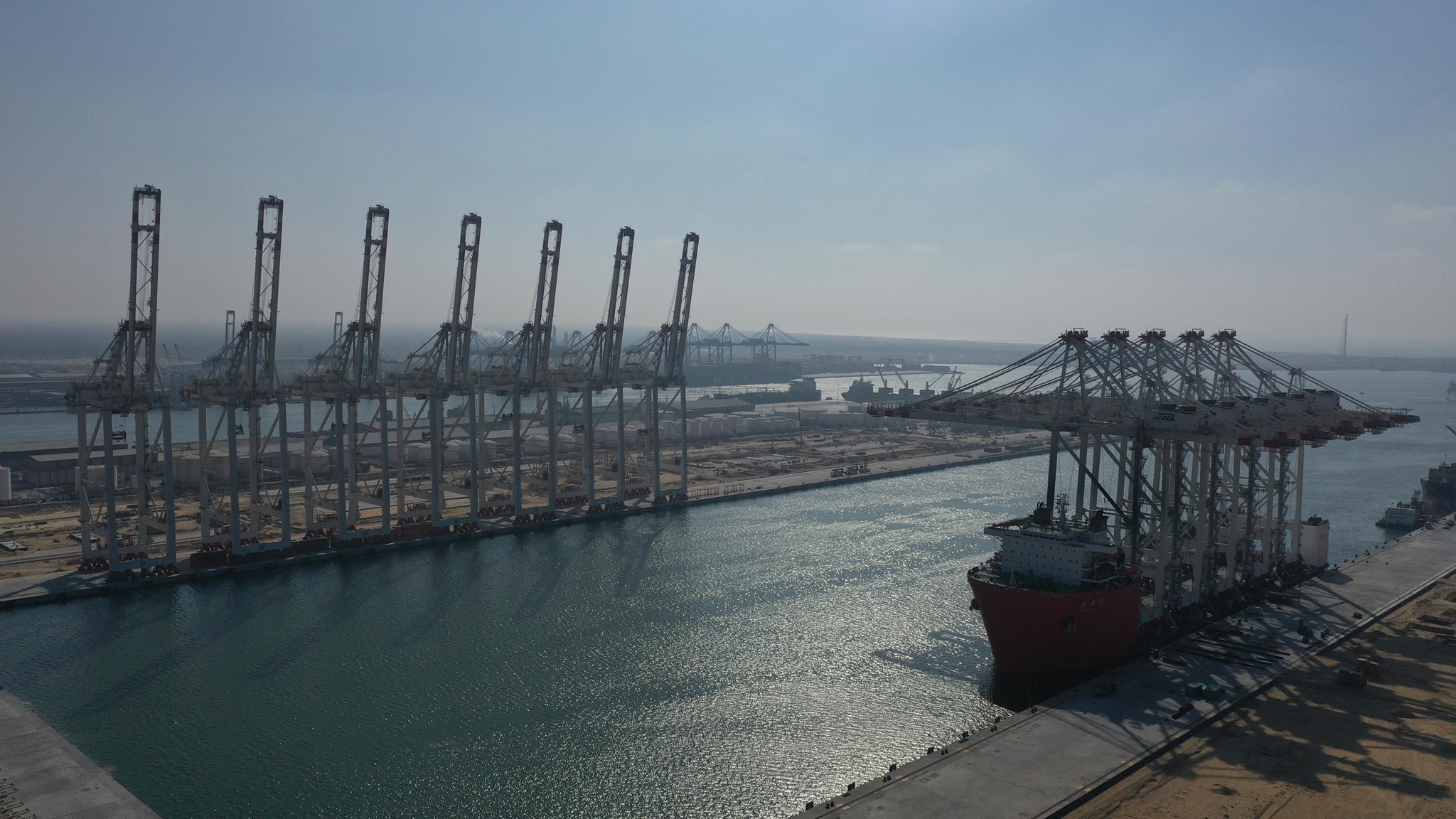 ميناء دمياط يستقبل السفينة ZHEN HUA 33 القادمة من الصين