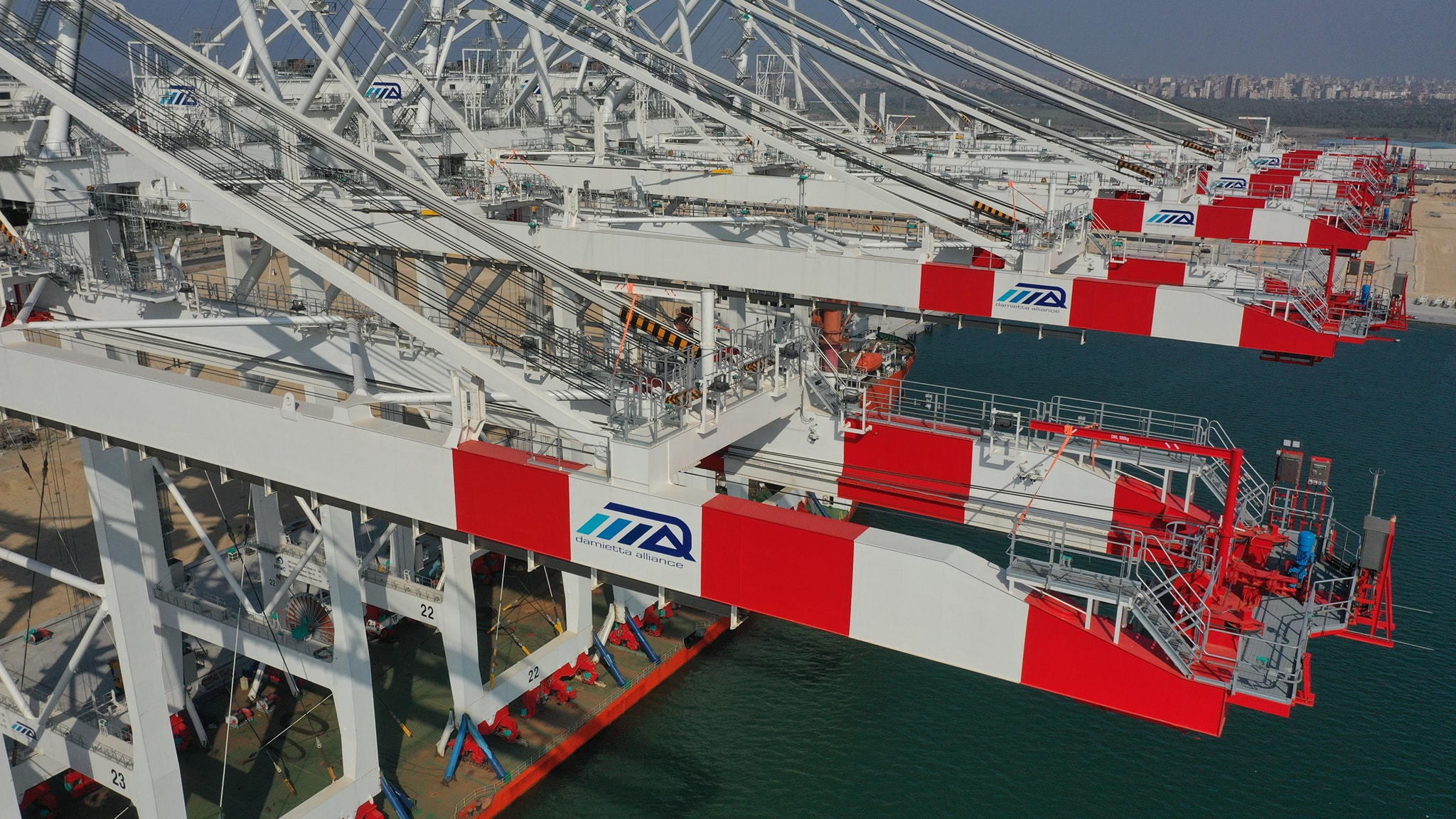 ميناء دمياط يستقبل السفينة ZHEN HUA 33 القادمة من الصين