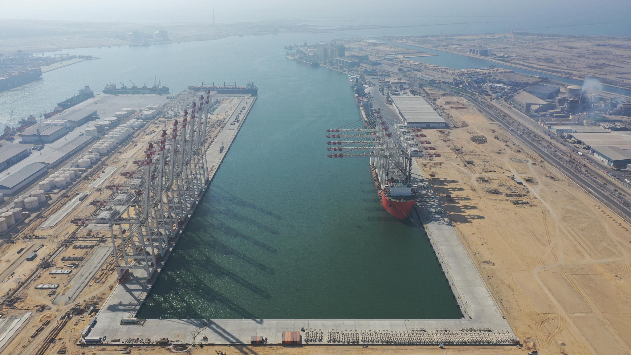 ميناء دمياط يستقبل السفينة ZHEN HUA 33 القادمة من الصين