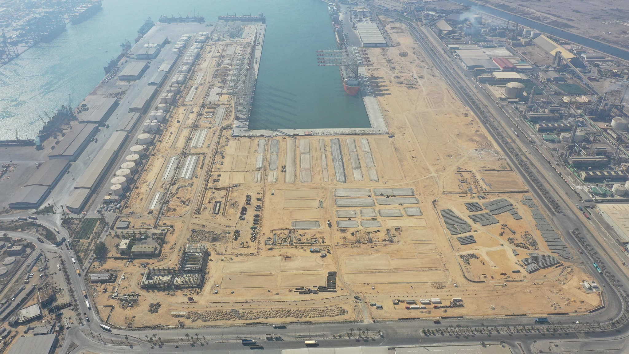 ميناء دمياط يستقبل السفينة ZHEN HUA 33 القادمة من الصين