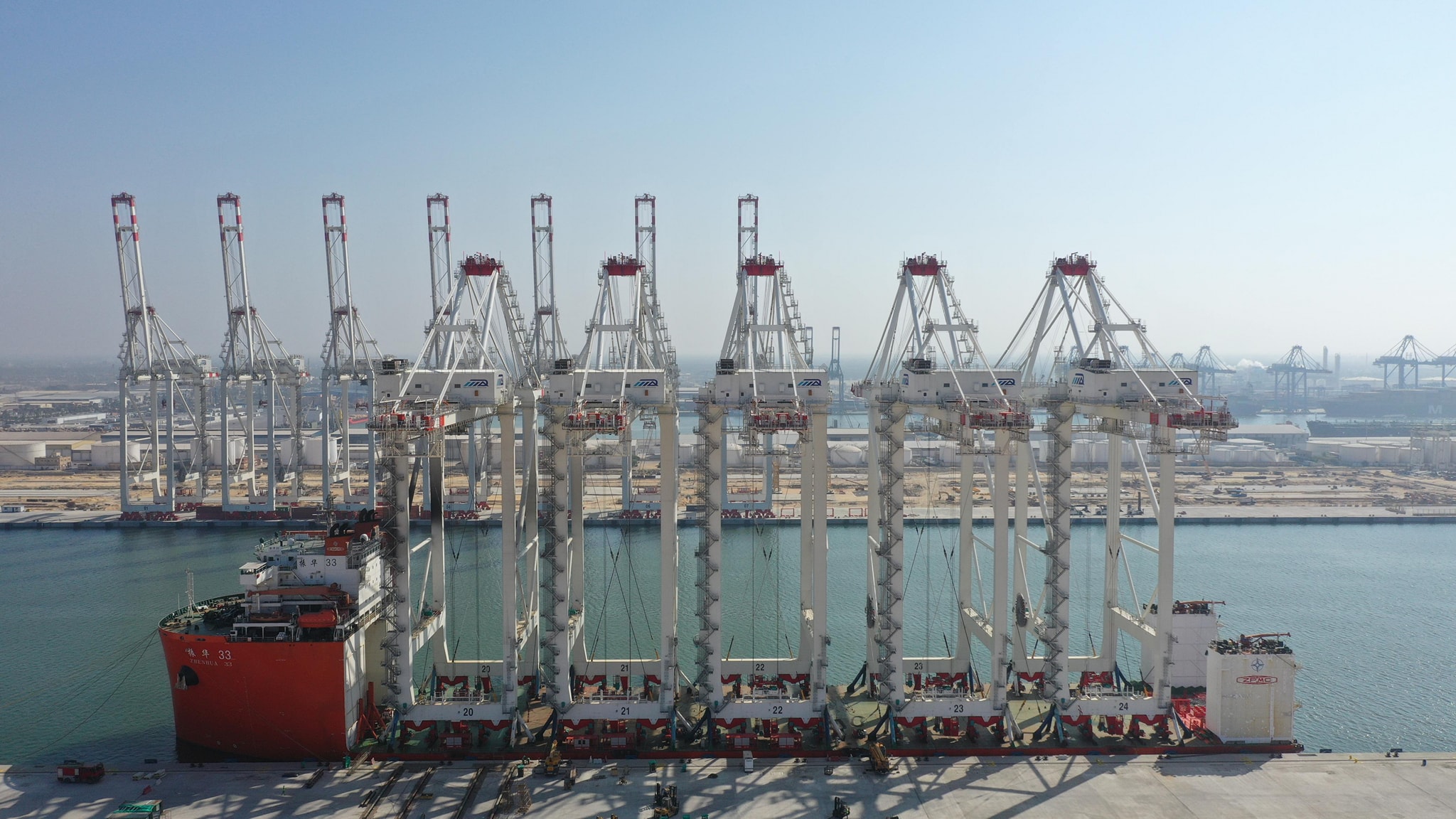 ميناء دمياط يستقبل السفينة ZHEN HUA 33 القادمة من الصين