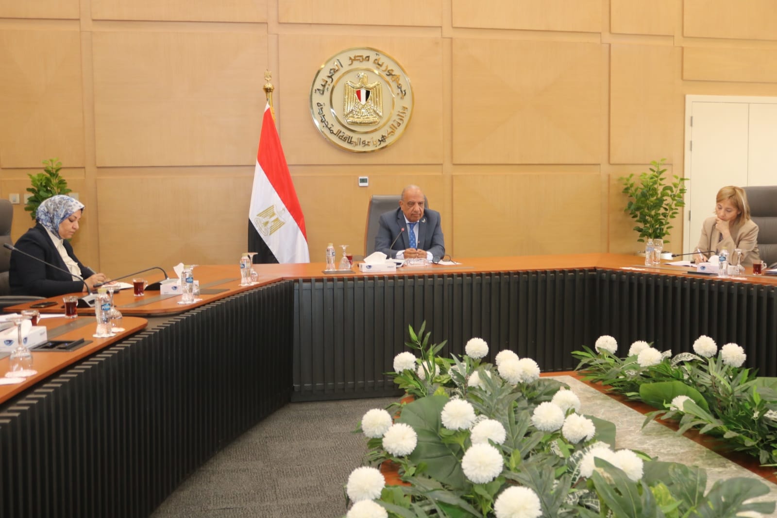 وزير الكهرباء مع وفدى بنك الاستثمار والاتحاد الأوروبيين