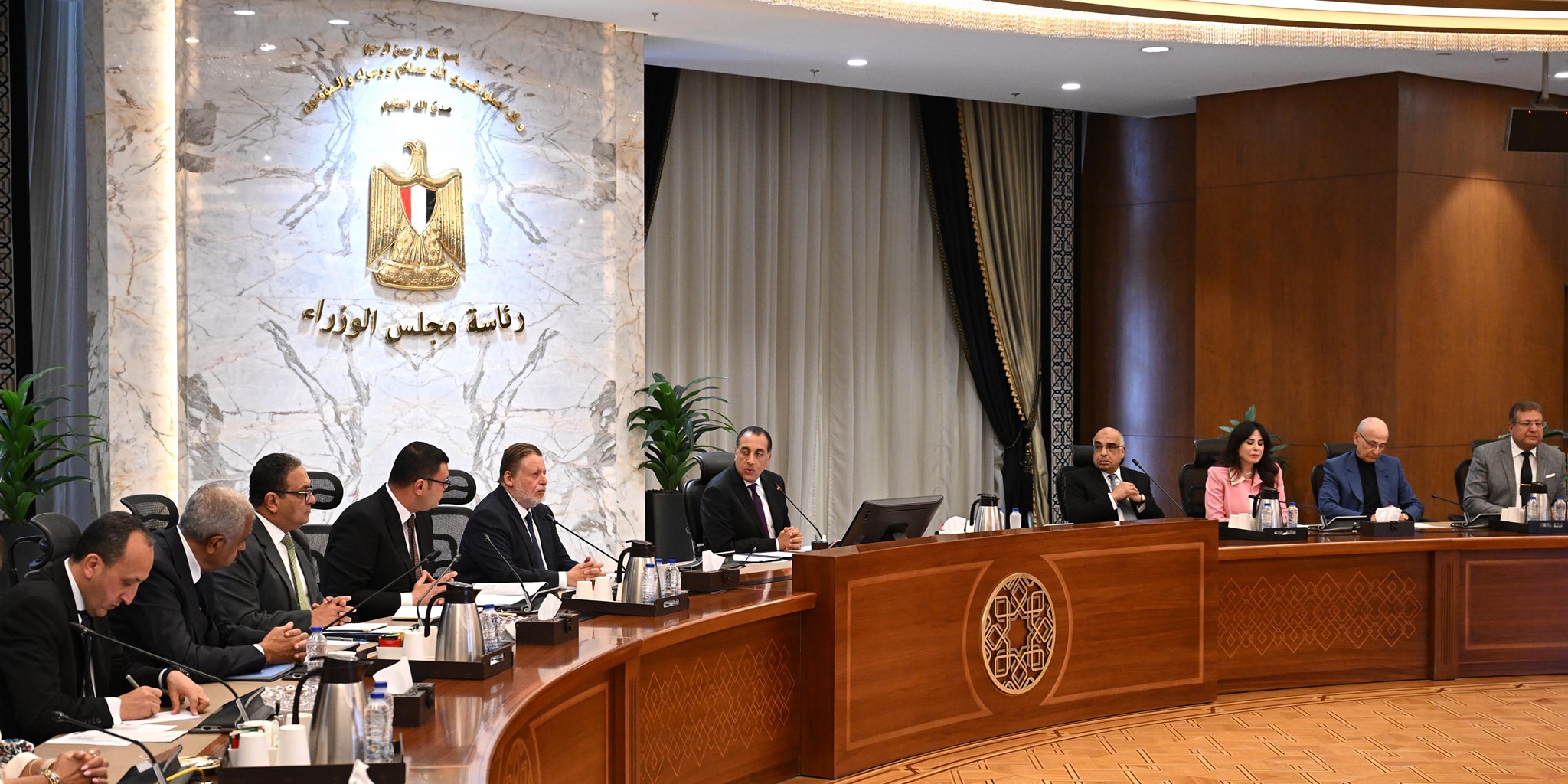 رئيس الوزراء مع أعضاء اللجنة الاستشارية للتنمية العمرانية وتصدير العقار