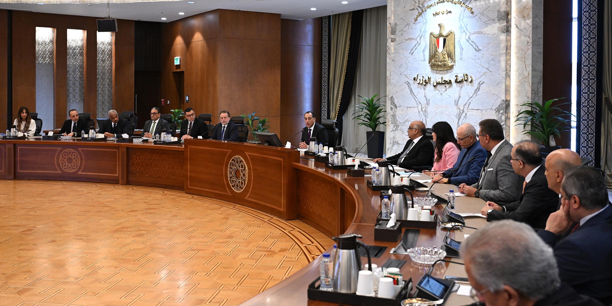 رئيس الوزراء مع أعضاء اللجنة الاستشارية للتنمية العمرانية وتصدير العقار