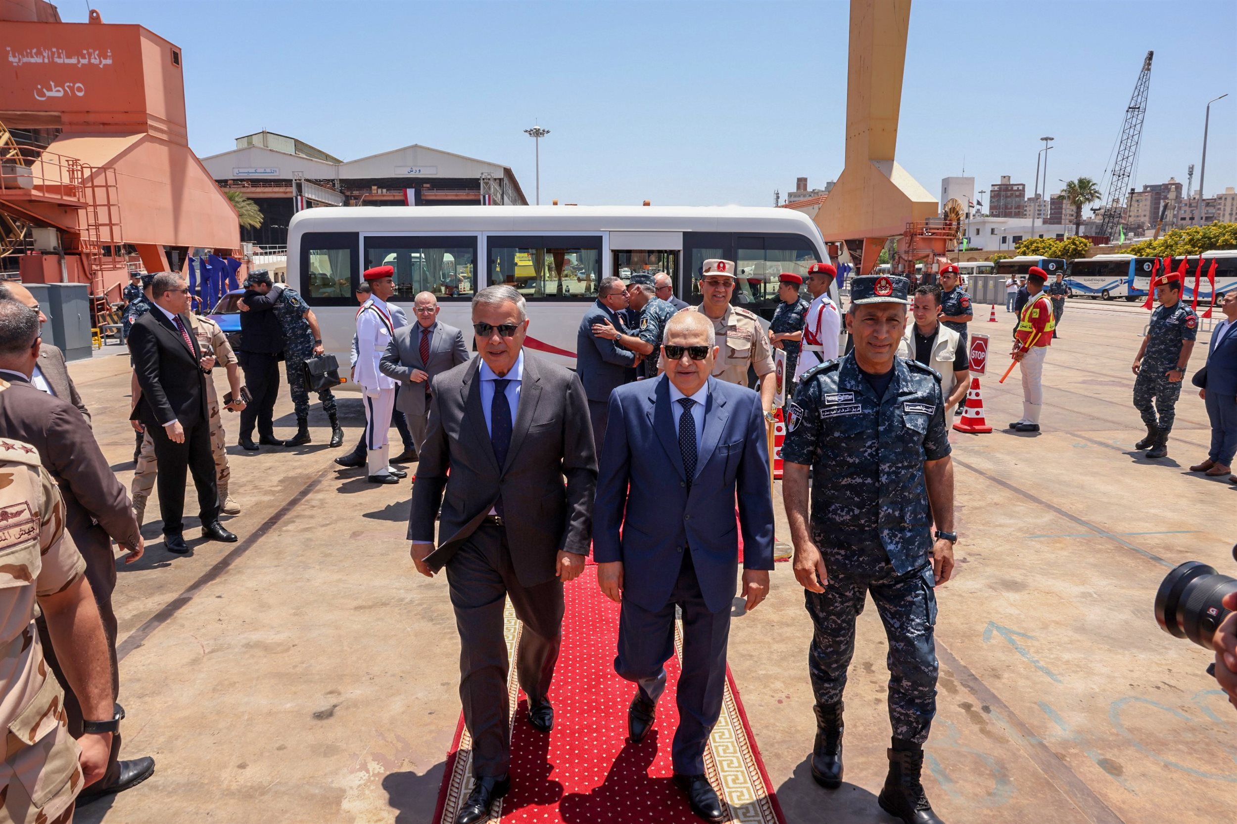 رئيس هيئة قناة السويس وقائد القوات البحرية يشهدان تدشين قاطرة الإنقاذ الإسماعيلية 1