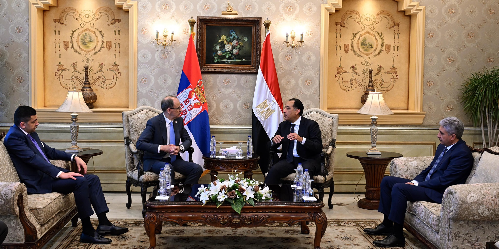 مدبولي يستقبل رئيس وزراء صربيا بمطار القاهرة الدولي