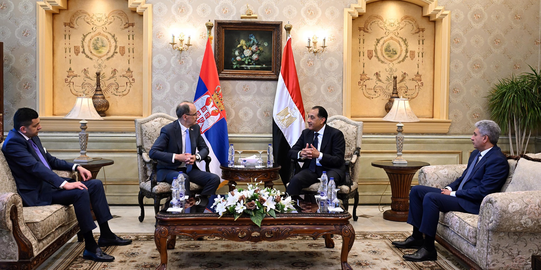 مدبولي يستقبل رئيس وزراء صربيا بمطار القاهرة الدولي