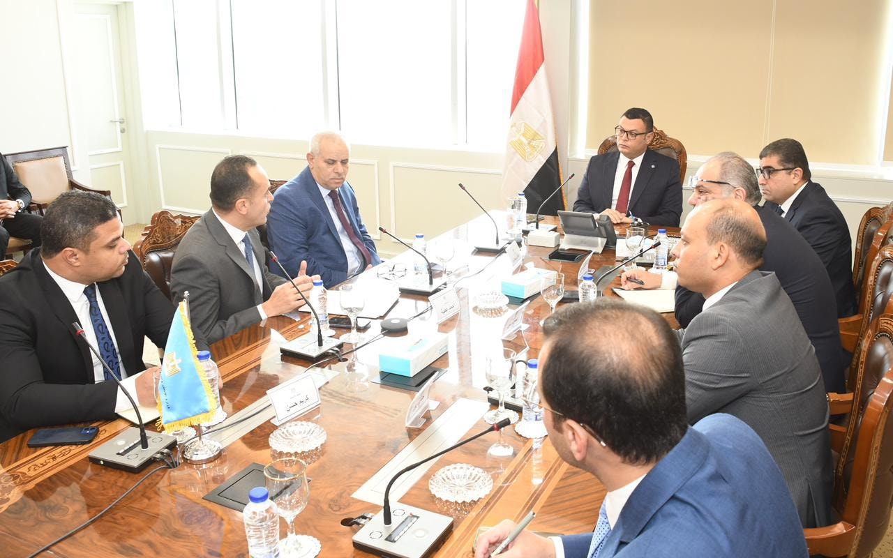 وزير الإسكان يلتقى ممثل شركة استادات للاستثمار الرياضي