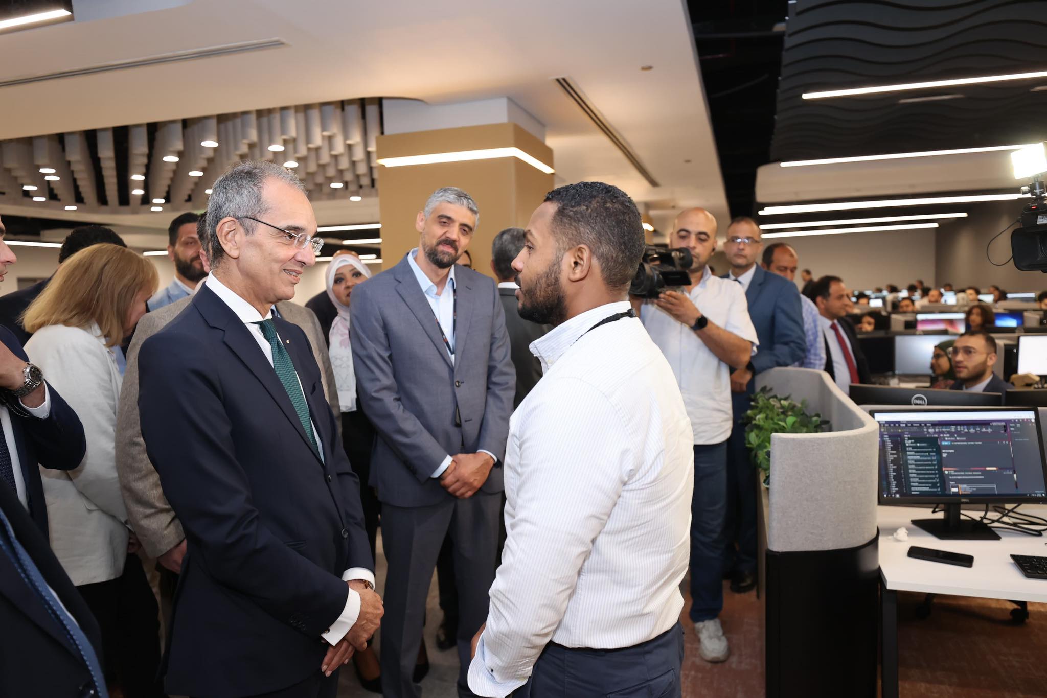 وزير الاتصالات يتفقد مقر شركة VXI الأمريكية
