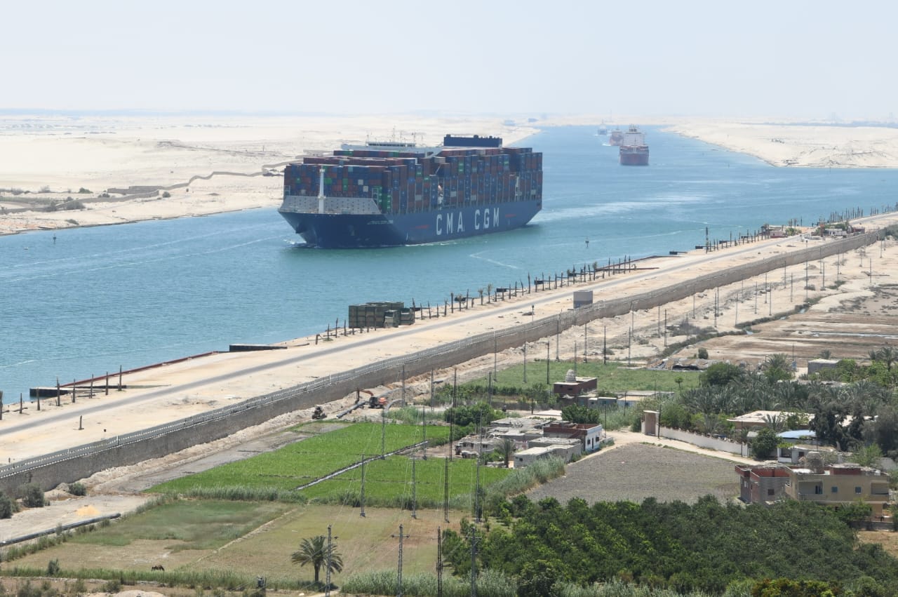 عودة تدريجية لسفن الحاويات العملاقة إلى قناة السويس