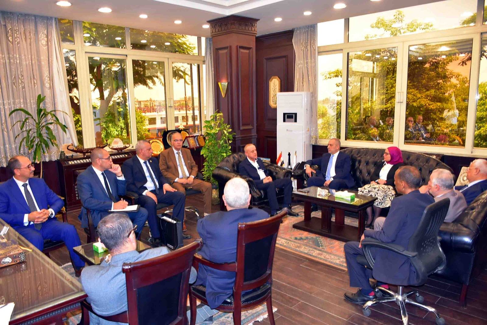 محافظ الأقصر يستقبل وفد البنك الزراعي المصري