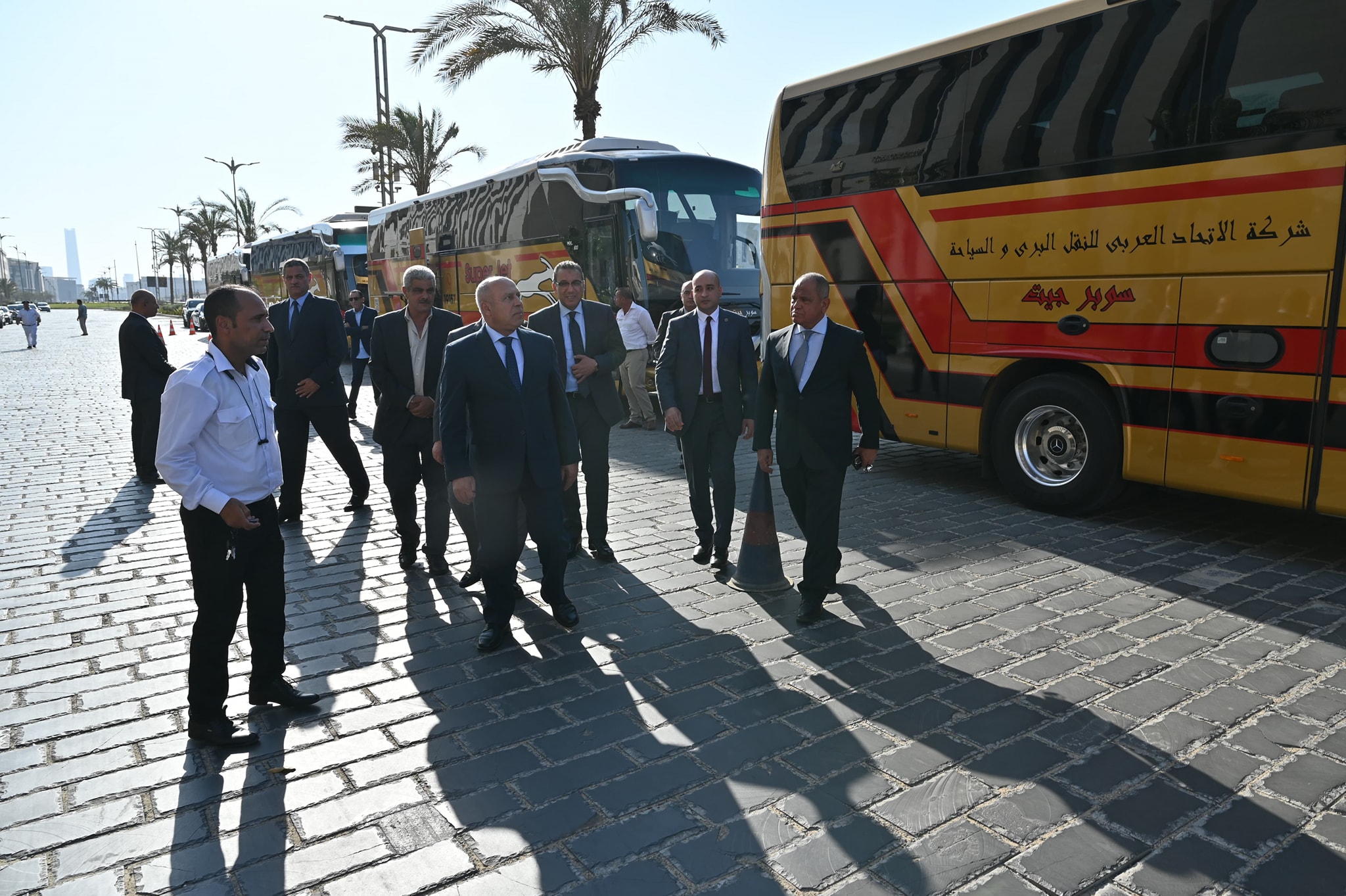 وزير الصناعة والنقل يتفقد عدد 20 حافلة مرسيدس جديدة