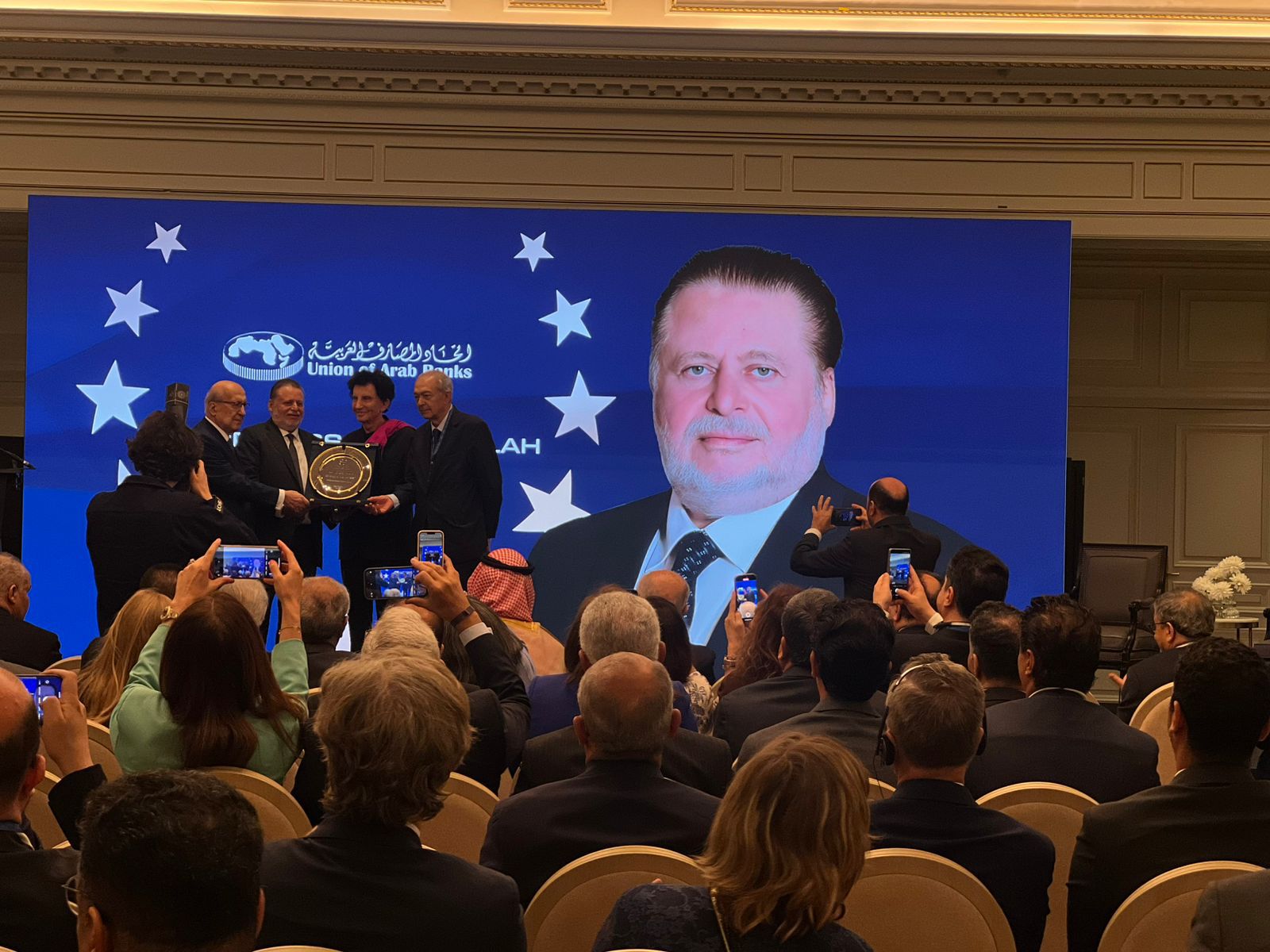 حسن عبدالله يتسلم جائزة محافظ العام 2025 من اتحاد المصارف العربية