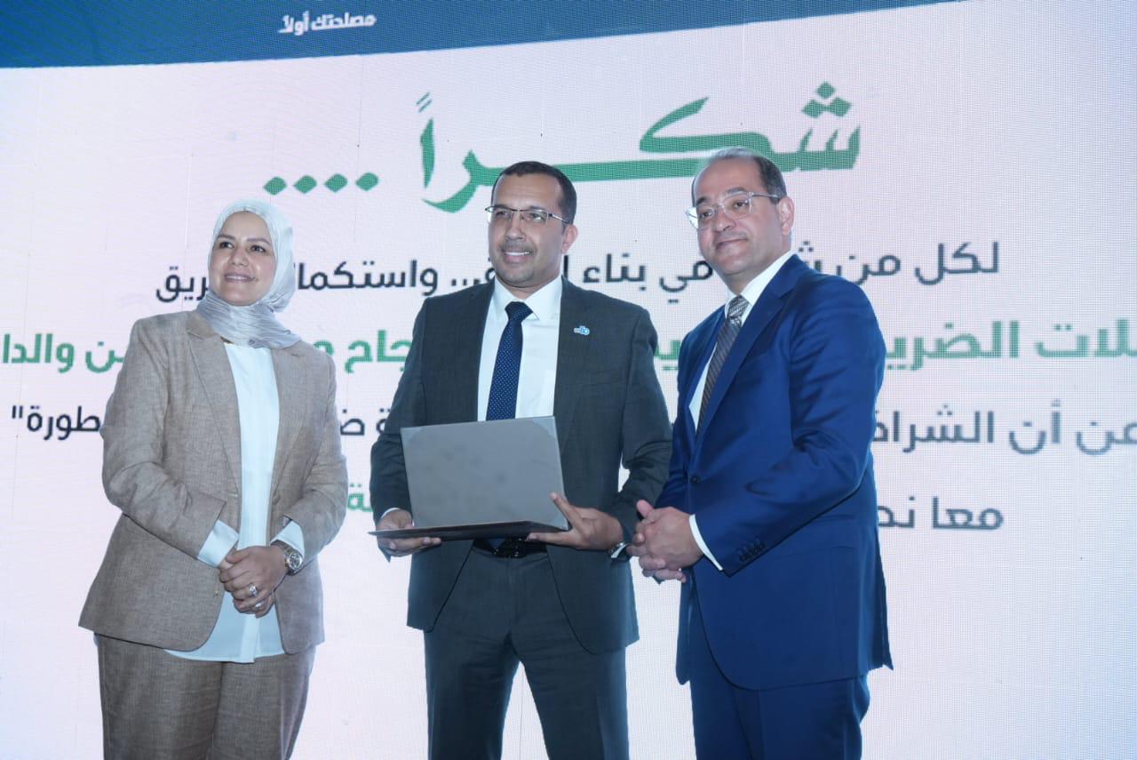 وزير المالية يكرم عددًا من الممولين المتميزين