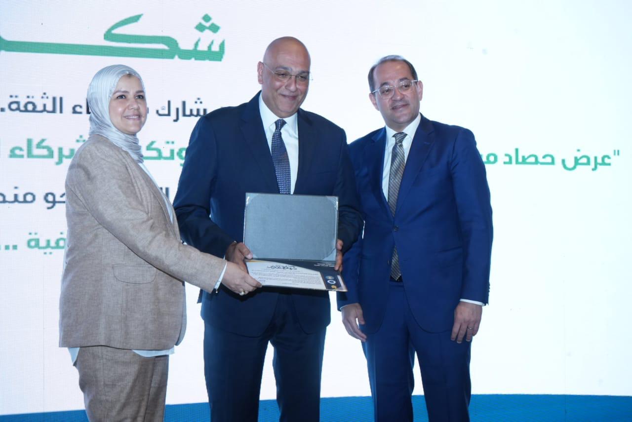 وزير المالية يكرم عددًا من الممولين المتميزين