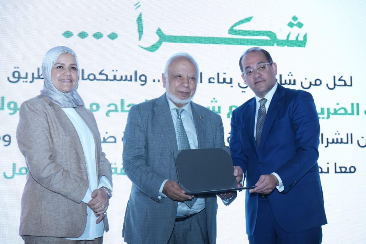 وزير المالية يكرم عددًا من الممولين المتميزين