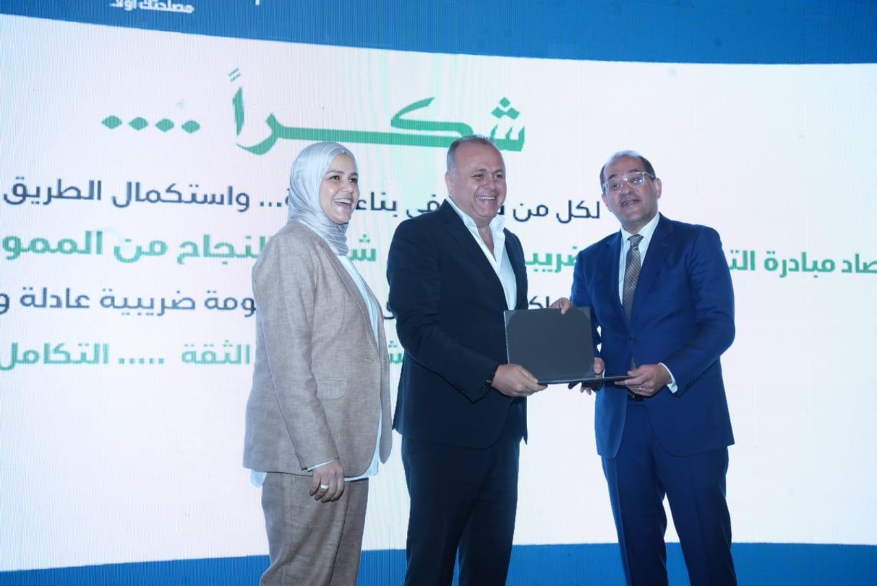 وزير المالية يكرم عددًا من الممولين المتميزين