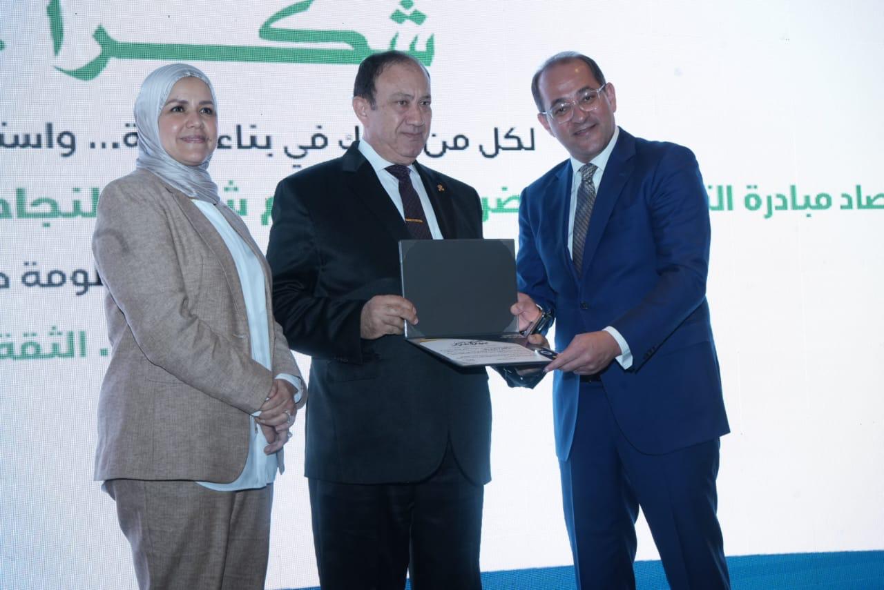وزير المالية يكرم عددًا من الممولين المتميزين