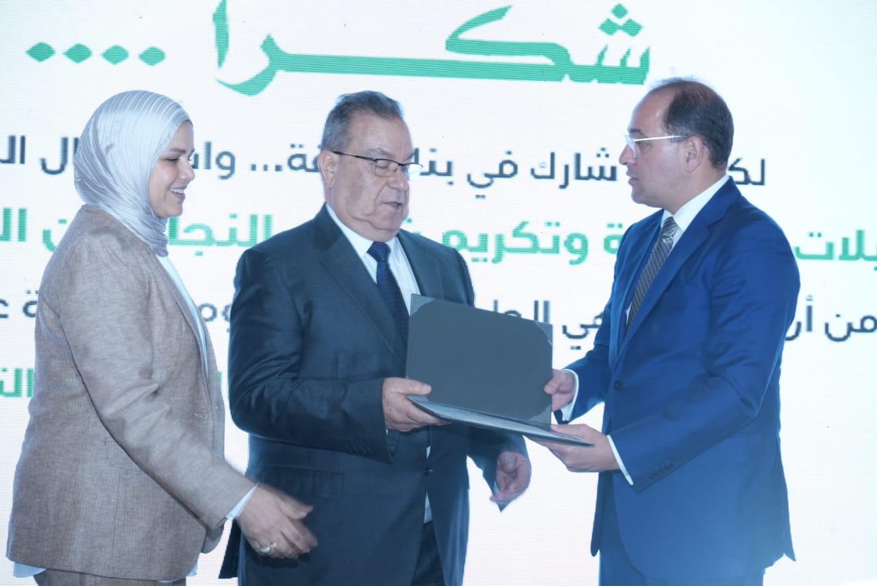 وزير المالية يكرم عددًا من الممولين المتميزين