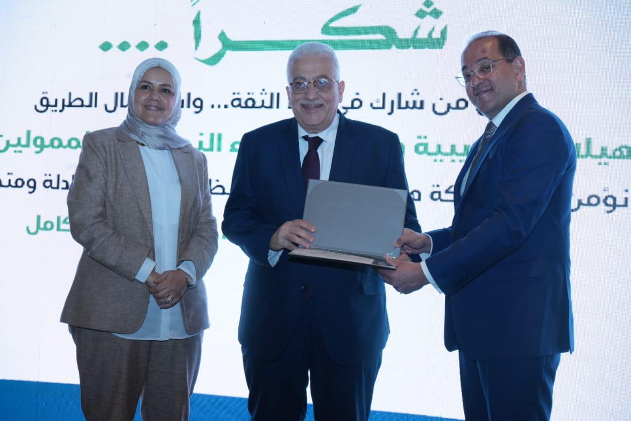وزير المالية يكرم عددًا من الممولين المتميزين