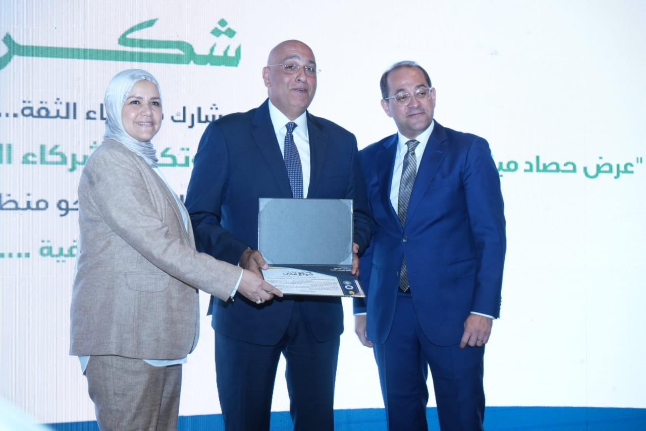 وزير المالية يكرم عددًا من الممولين المتميزين
