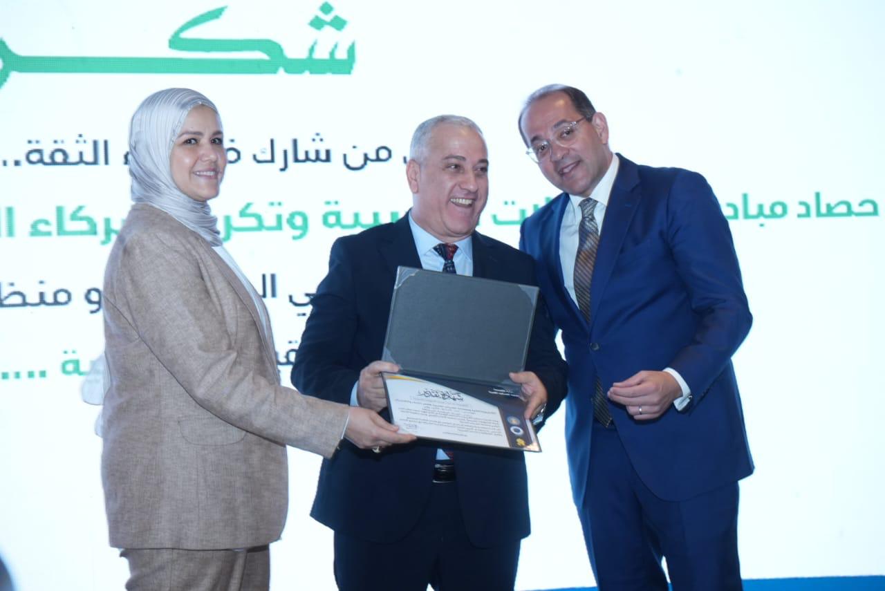 وزير المالية يكرم عددًا من الممولين المتميزين