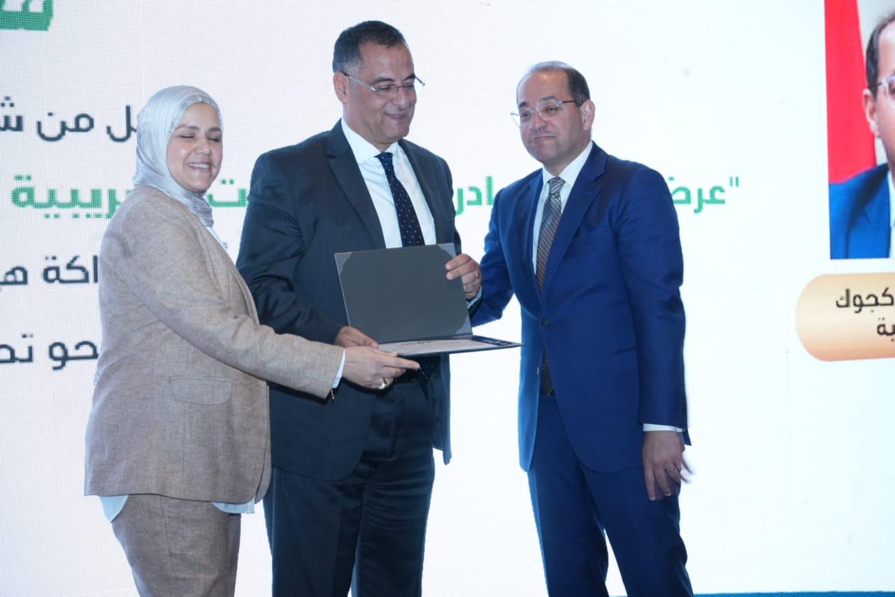 وزير المالية يكرم عددًا من الممولين المتميزين