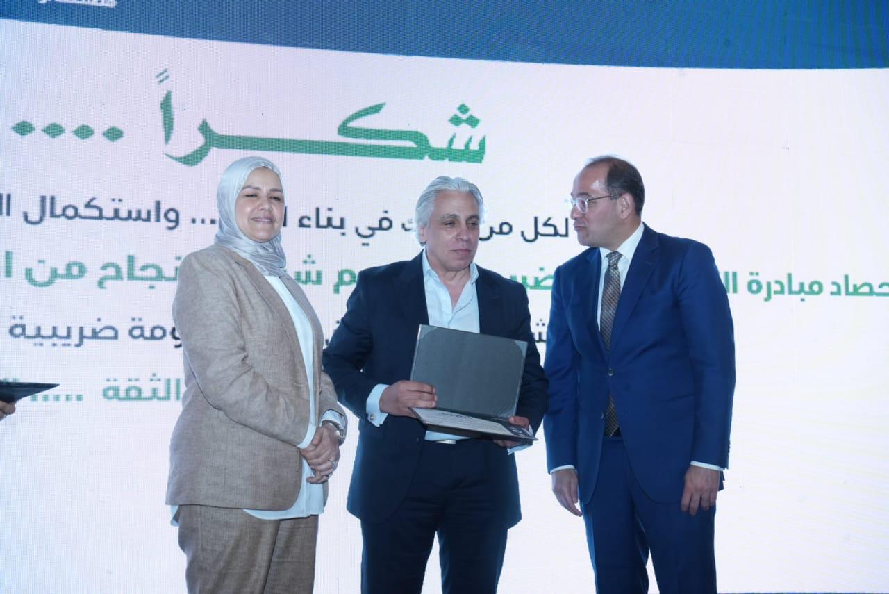 وزير المالية يكرم عددًا من الممولين المتميزين