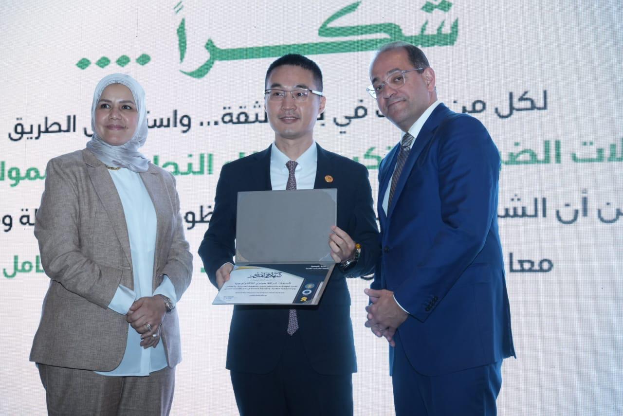 وزير المالية يكرم عددًا من الممولين المتميزين