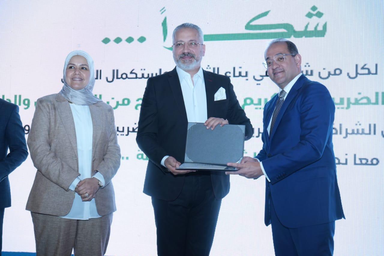 وزير المالية يكرم عددًا من الممولين المتميزين