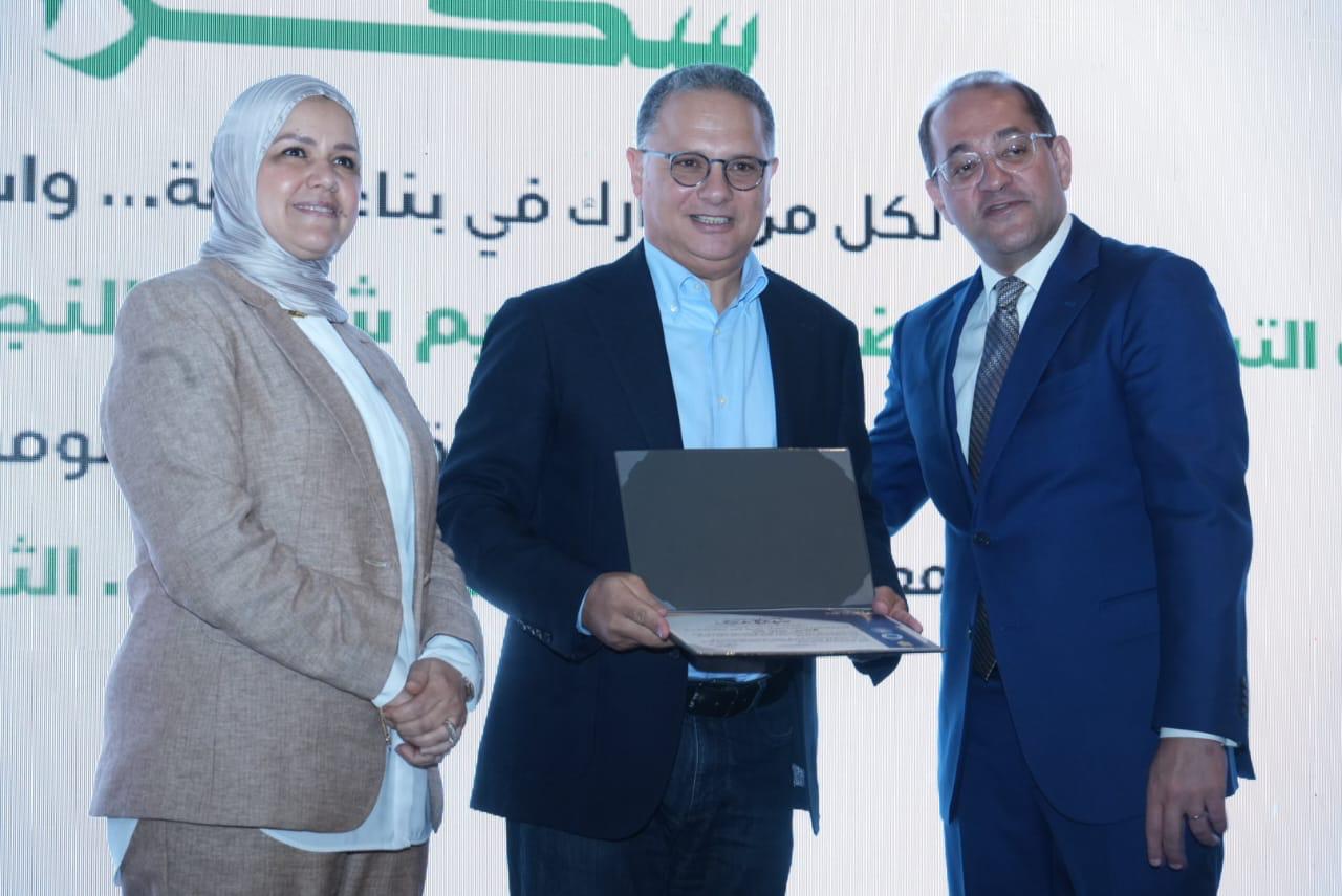 وزير المالية يكرم عددًا من الممولين المتميزين