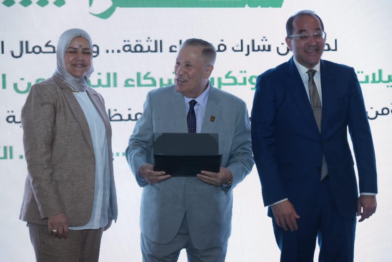 وزير المالية يكرم عددًا من الممولين المتميزين