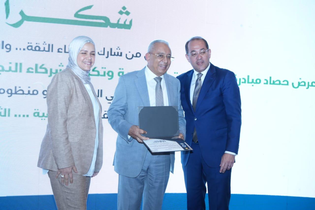 وزير المالية يكرم عددًا من الممولين المتميزين