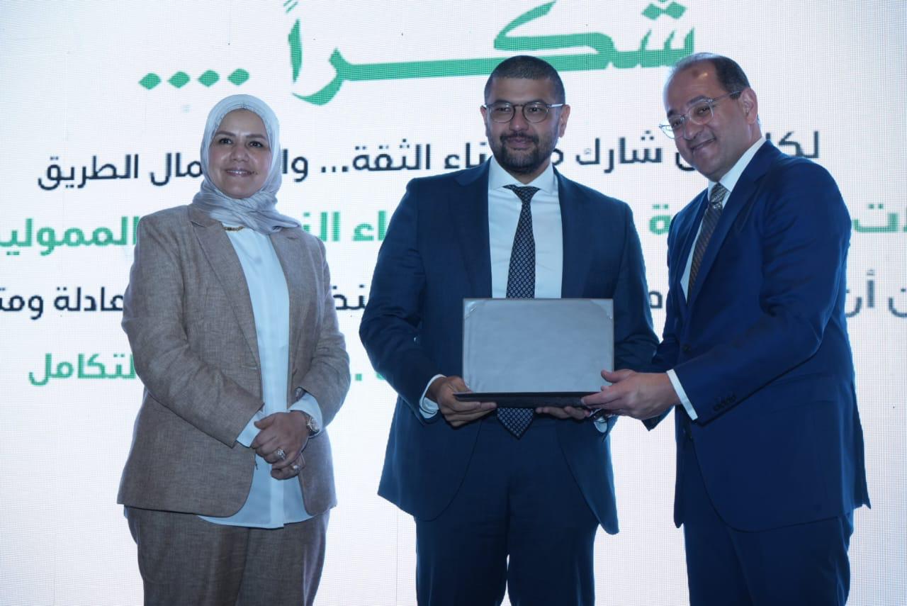 وزير المالية يكرم عددًا من الممولين المتميزين