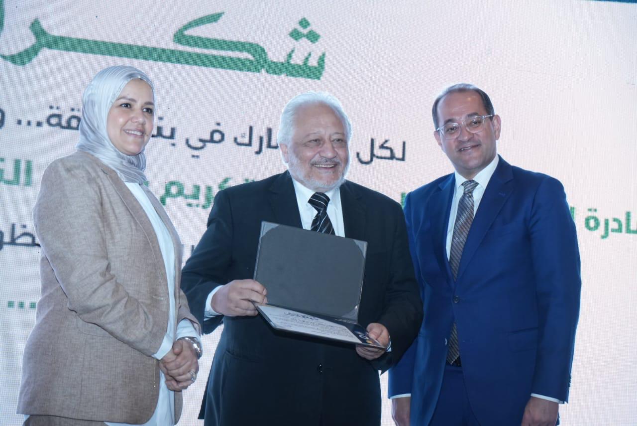 وزير المالية يكرم عددًا من الممولين المتميزين