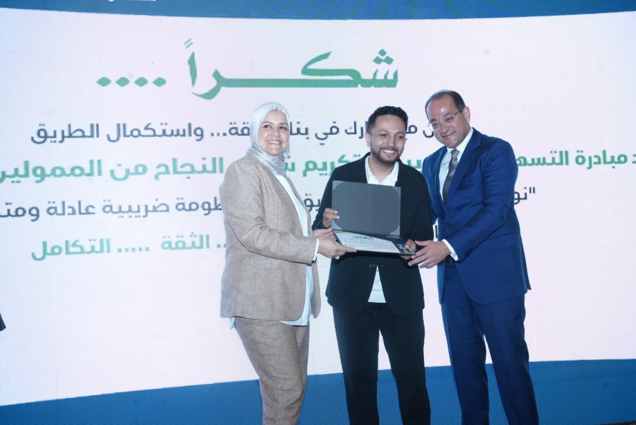 وزير المالية يكرم عددًا من الممولين المتميزين
