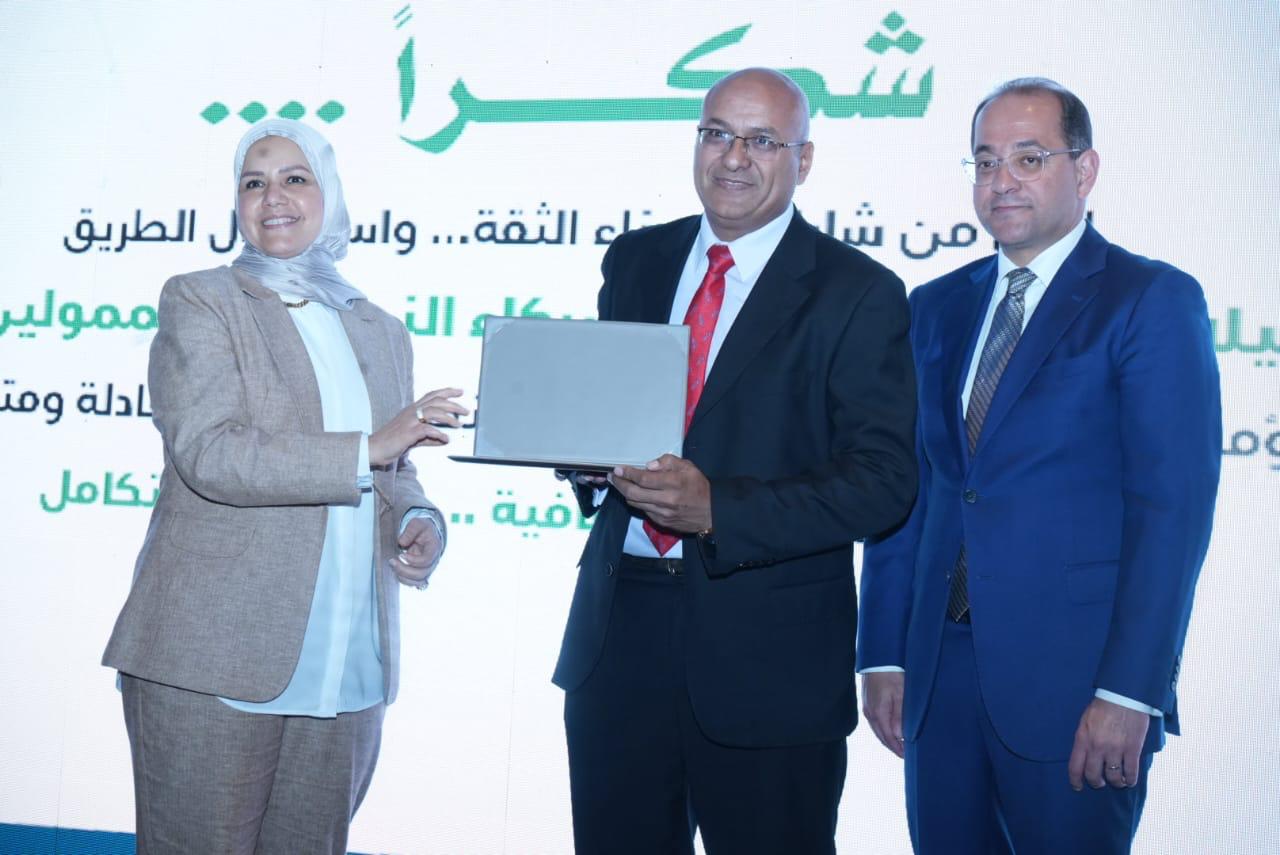 وزير المالية يكرم عددًا من الممولين المتميزين